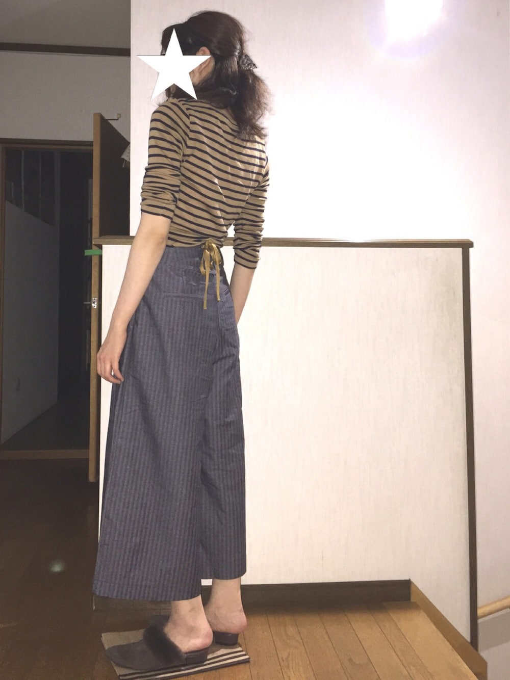 ブラウン系のTシャツ/カットソー、ブルー系のその他パンツ、ブラウン系のパンプスを着用したレディースの秋コーディネートの1枚目の写真