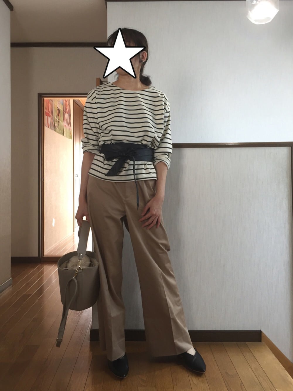 ホワイト系のTシャツ/カットソー、ベージュ系のチノパンツ、グレー系のショルダーバッグを着用したレディースの秋コーディネートの1枚目の写真