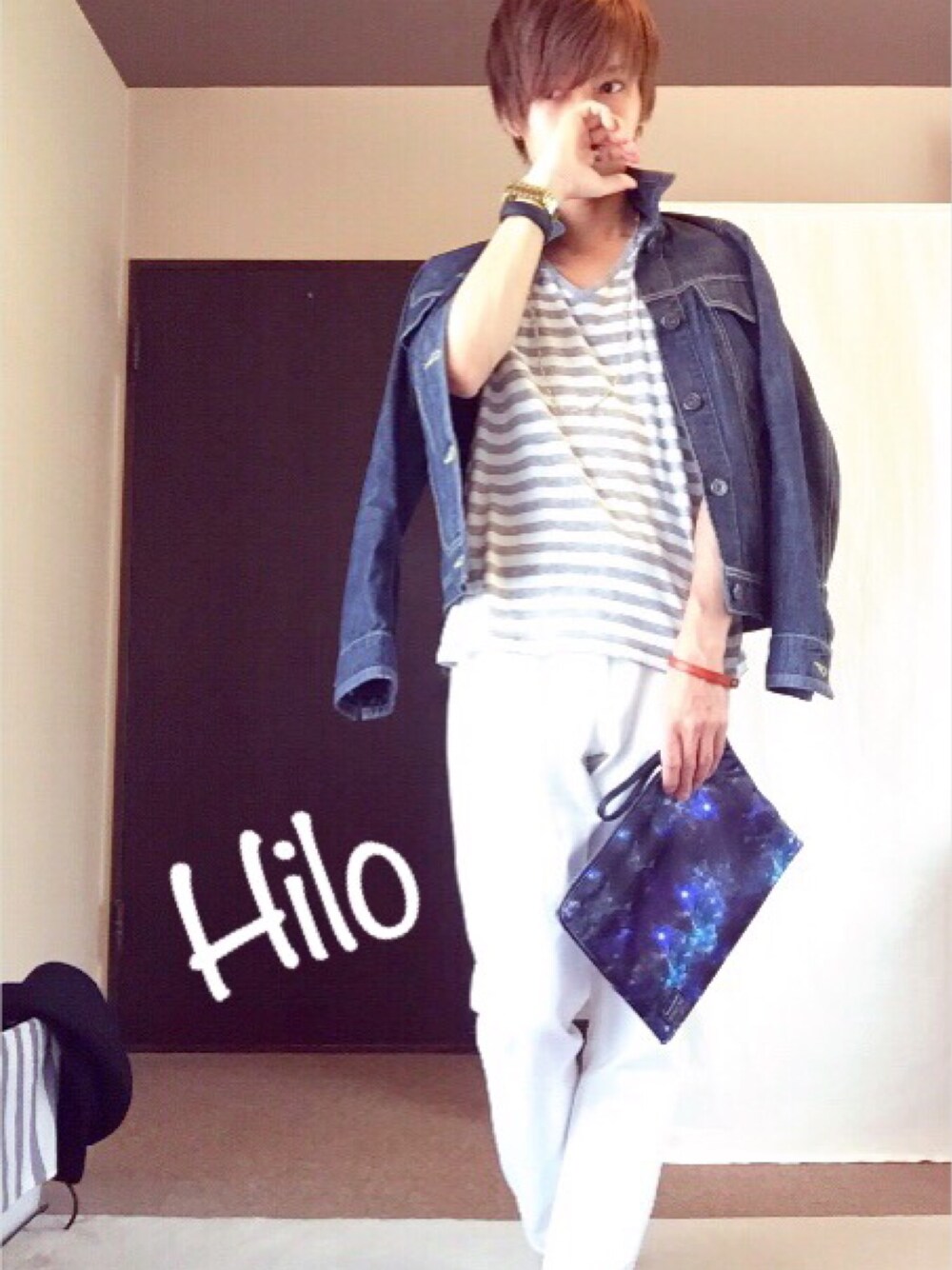 ブルー系のデニムジャケット、グレー系のTシャツ/カットソー、ホワイト系のデニムパンツを着用したメンズの春コーディネートの1枚目の写真