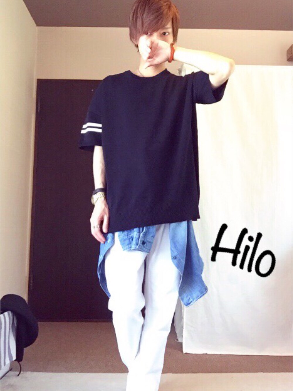 ブラック系のTシャツ/カットソー、ブルー系のシャツ/ブラウス、ホワイト系のデニムパンツを着用したメンズの春コーディネートの1枚目の写真