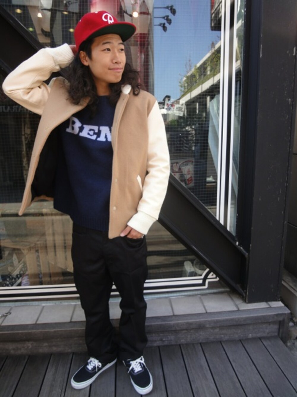「ニット、スタジャン、VANS、カジュアル、チノパン、キャップ、ストリート、BEN DAVIS、ベージュコーデ、naval_tokyo」｜「BEN DAVISのBEN'S NEW SLIM "BDW-5514"（チノパンツ、ブラック系）」を使った、NORIさん（メンズ・168cm）の秋コーディネートの1枚目の写真