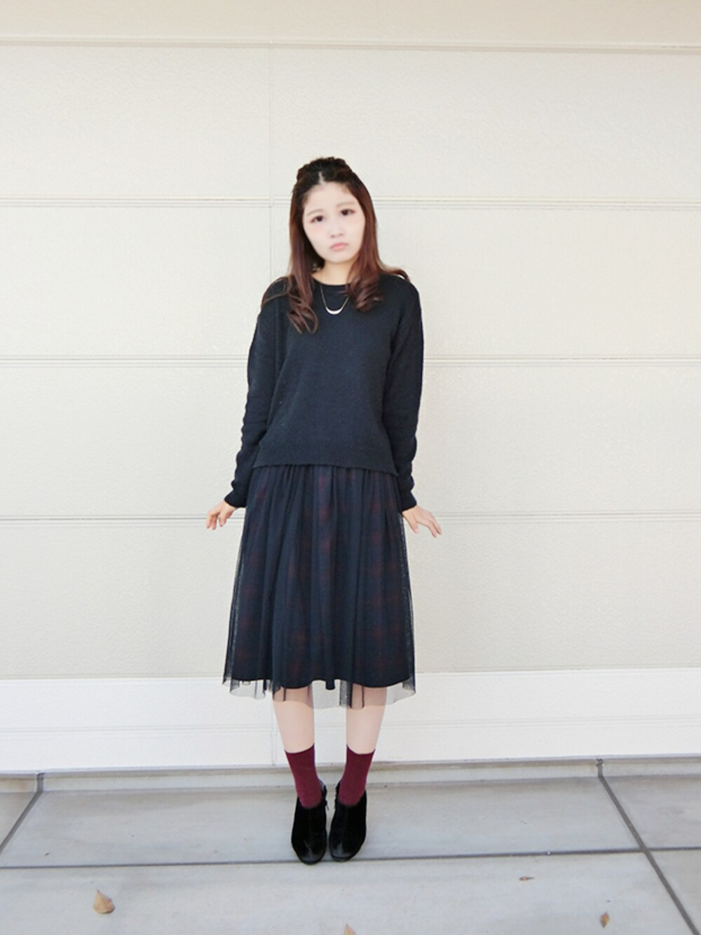 「earth music&ecology、ネイビー、ニット、チェック、チェックスカート、チュールスカート、赤チェック、キレイめ、大人コーデ、ゆるコーデ」｜「earth music&ecologyのアイテム（ニット/セーター、ブルー系）」を使った、Ayaka Kobayashiさん（レディース・165cm）の冬コーディネートの1枚目の写真