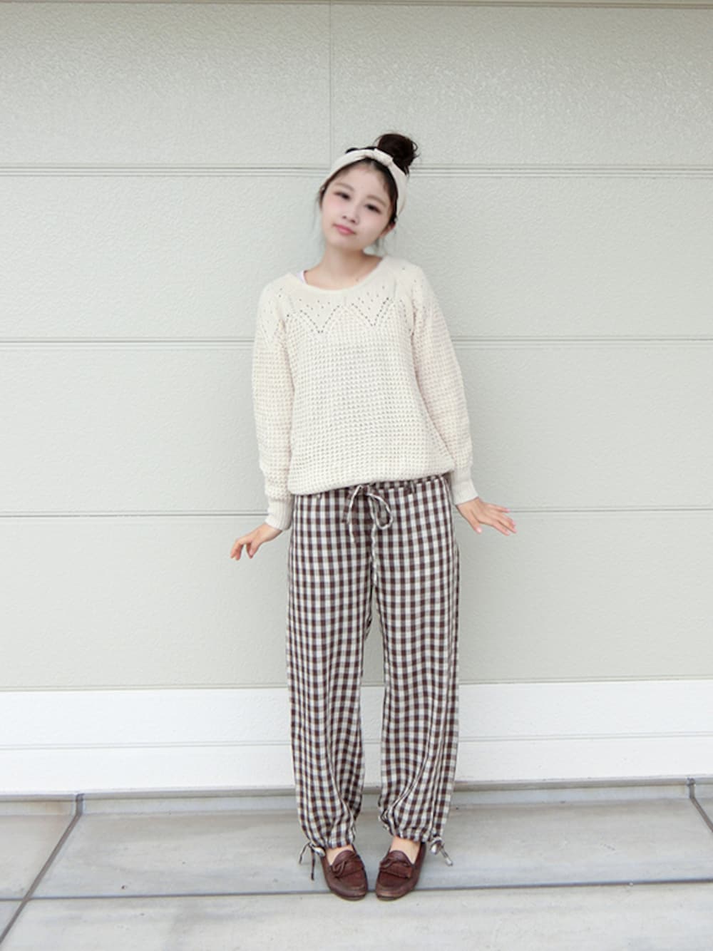 「ヘアバンド、チェック、ニット、mer、古着屋、ブラウン、ゆるパンツ、ゆるコーデ、古着、古着MIX」｜「古着屋のアイテム（パンプス、ブラウン系）」を使った、Ayaka Kobayashiさん（レディース・165cm）の冬コーディネートの1枚目の写真