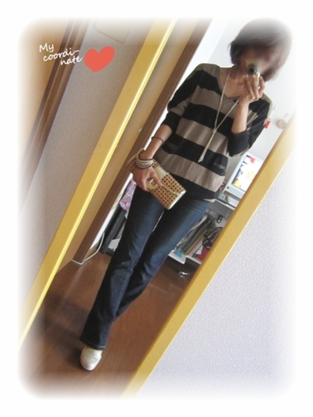 かごバッグ、パンプスを着用したレディースの春コーディネートの1枚目の写真