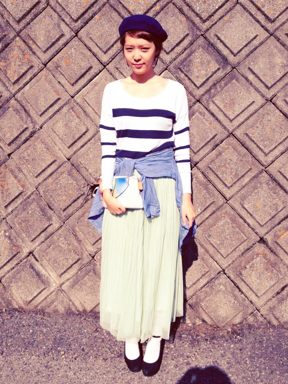 オレンジ系のクラッチバッグ、ブルー系のシャツ/ブラウス、ブルー系のハンチング/ベレー帽を着用したレディースの秋コーディネートの1枚目の写真