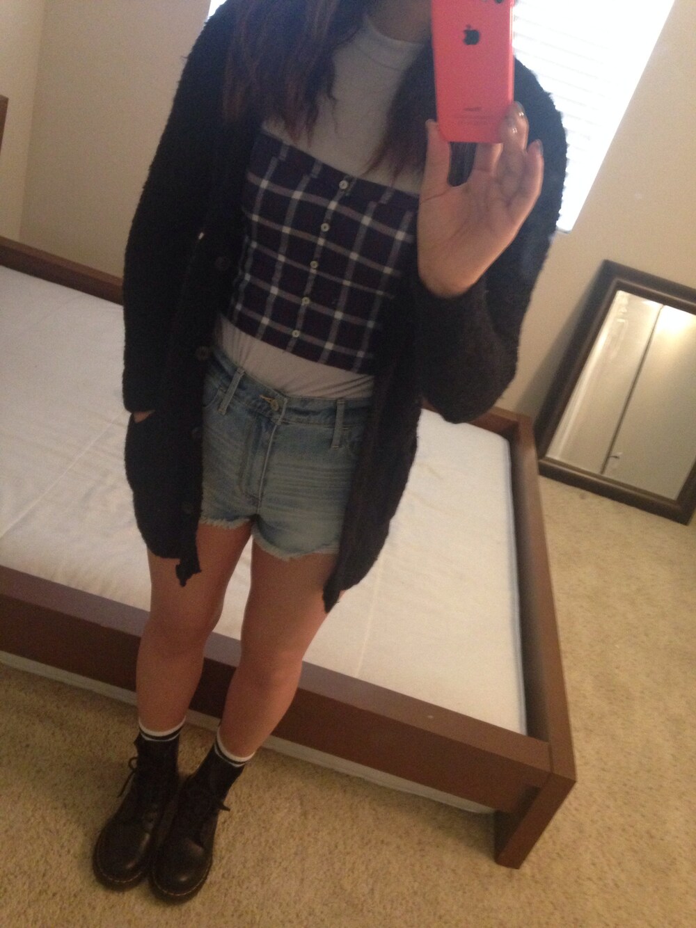 ブラック系のブーツ、その他のその他トップス、ブラック系のカーディガン/ボレロを着用したレディースの冬コーディネートの1枚目の写真