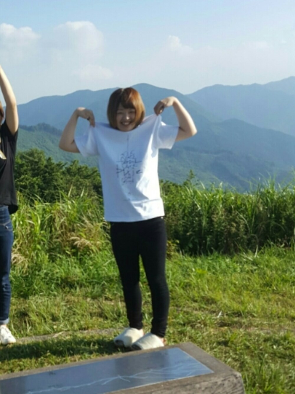 「CATCOPY、ファーサンダル」｜「catcopyのアイテム（Tシャツ/カットソー、ホワイト系）」を使った、eeeさん（レディース・152cm）の夏コーディネートの1枚目の写真