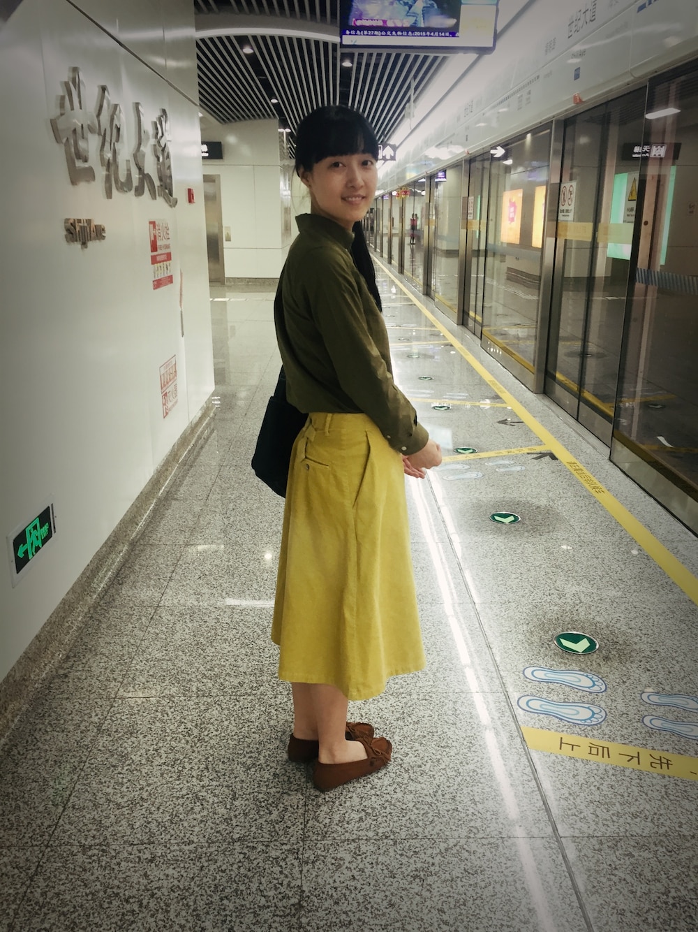「BEAMS BOYのアイテム（シャツ/ブラウス、グリーン系）」を使った、特困生kalinさん（レディース・165cm）の春コーディネートの1枚目の写真