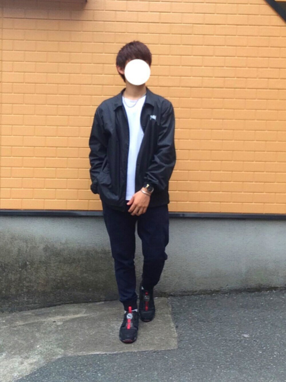 ブラック系のナイロンジャケット、ホワイト系のTシャツ/カットソー、ブルー系のその他パンツを着用したメンズの秋コーディネートの1枚目の写真