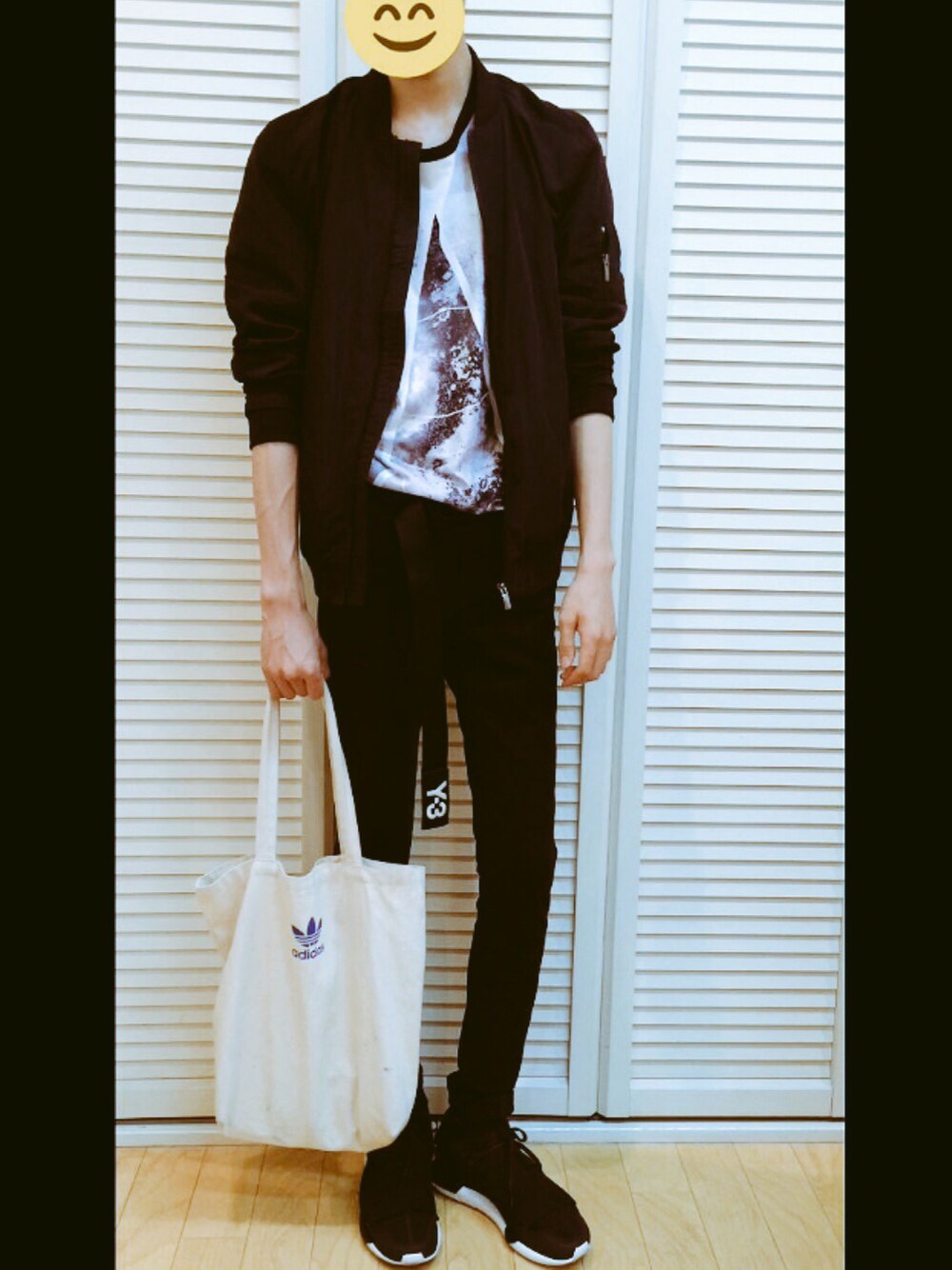 ブラック系のスニーカー、その他のTシャツ/カットソー、ブラック系のチノパンツを着用したメンズの秋コーディネートの1枚目の写真