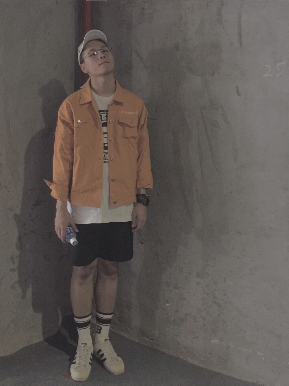 「sneakers、streetstyle、fall style、Everydaywear、STYLE」｜「TeenTeamのアイテム（ナイロンジャケット、オレンジ系）」を使った、MrGaryzhanさん（メンズ・180cm）の秋コーディネートの1枚目の写真