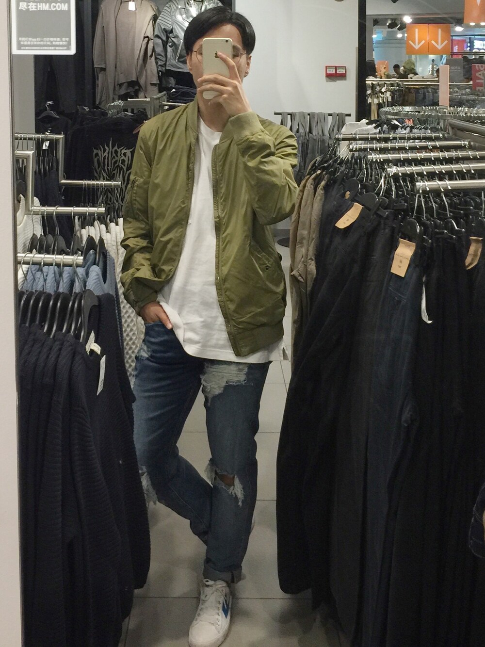 「streetstyle、sneakers、Everydaywear、STYLE」｜「H&Mのアイテム（ミリタリージャケット、グリーン系）」を使った、MrGaryzhanさん（メンズ・180cm）の秋コーディネートの1枚目の写真