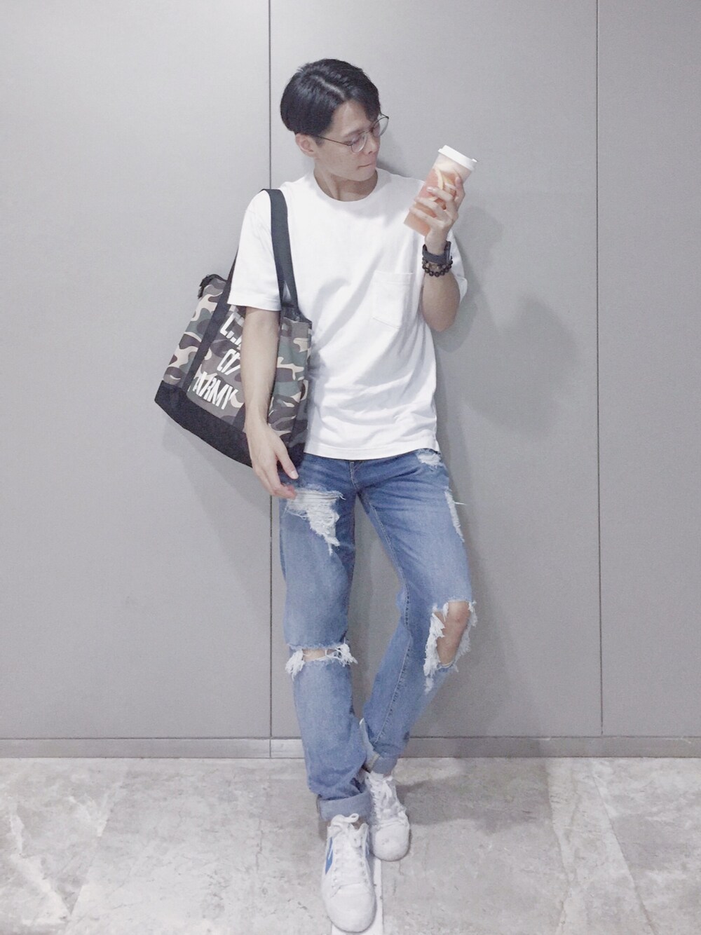「Everydaywear、STYLE、sneakers、streetstyle」｜「UNIQLOのアイテム（Tシャツ/カットソー、ホワイト系）」を使った、MrGaryzhanさん（メンズ・180cm）の秋コーディネートの1枚目の写真