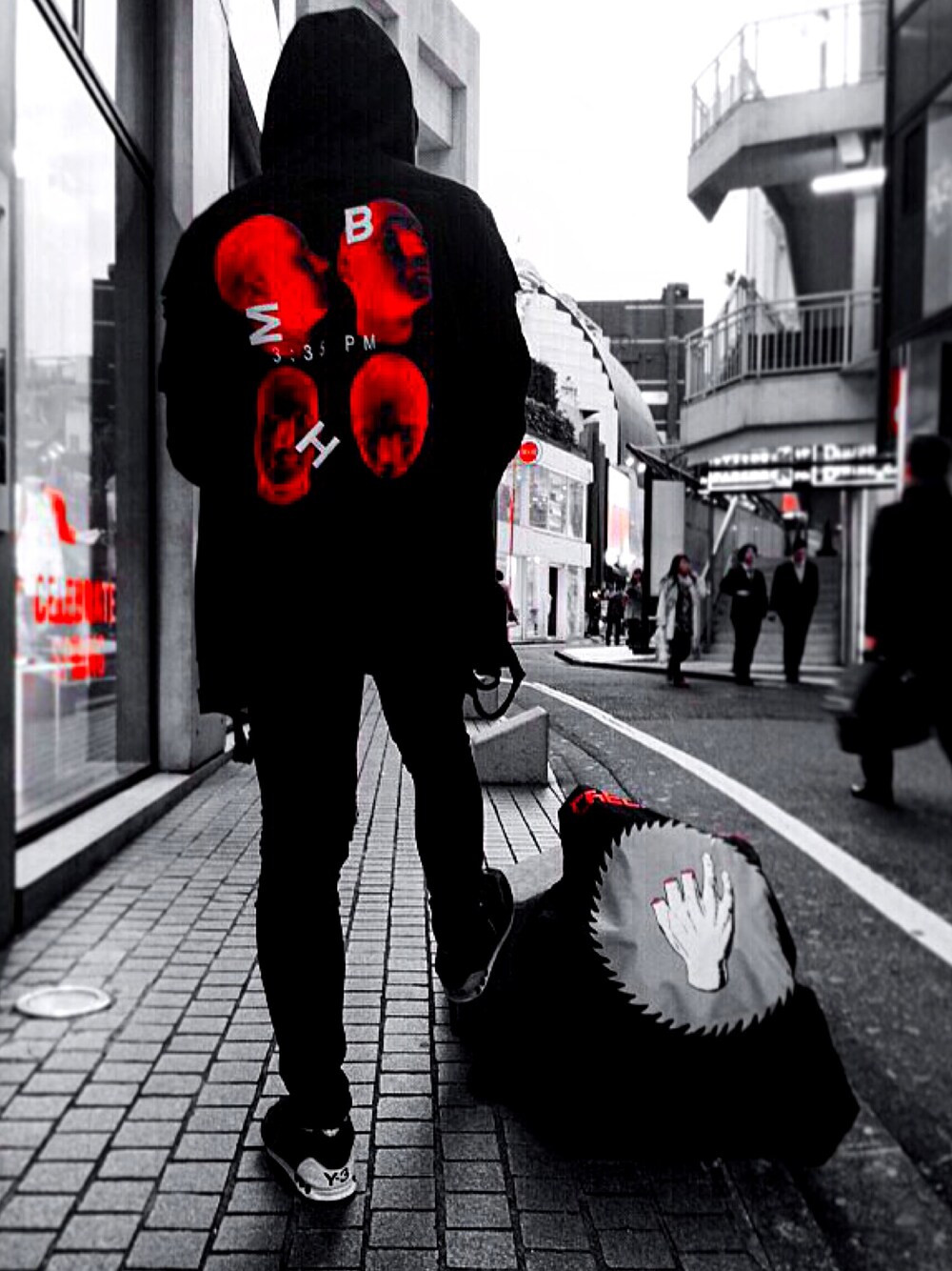 「misbhv、LIBEROZ、Danke schon、Y-3、L.H.P」｜「DANKE SCHONのDankeSchon/ダンケシェーン/Bellows Biker Pants （デニムパンツ、ブラック系）」を使った、おかのひろやさん（メンズ・175cm）の春コーディネートの1枚目の写真