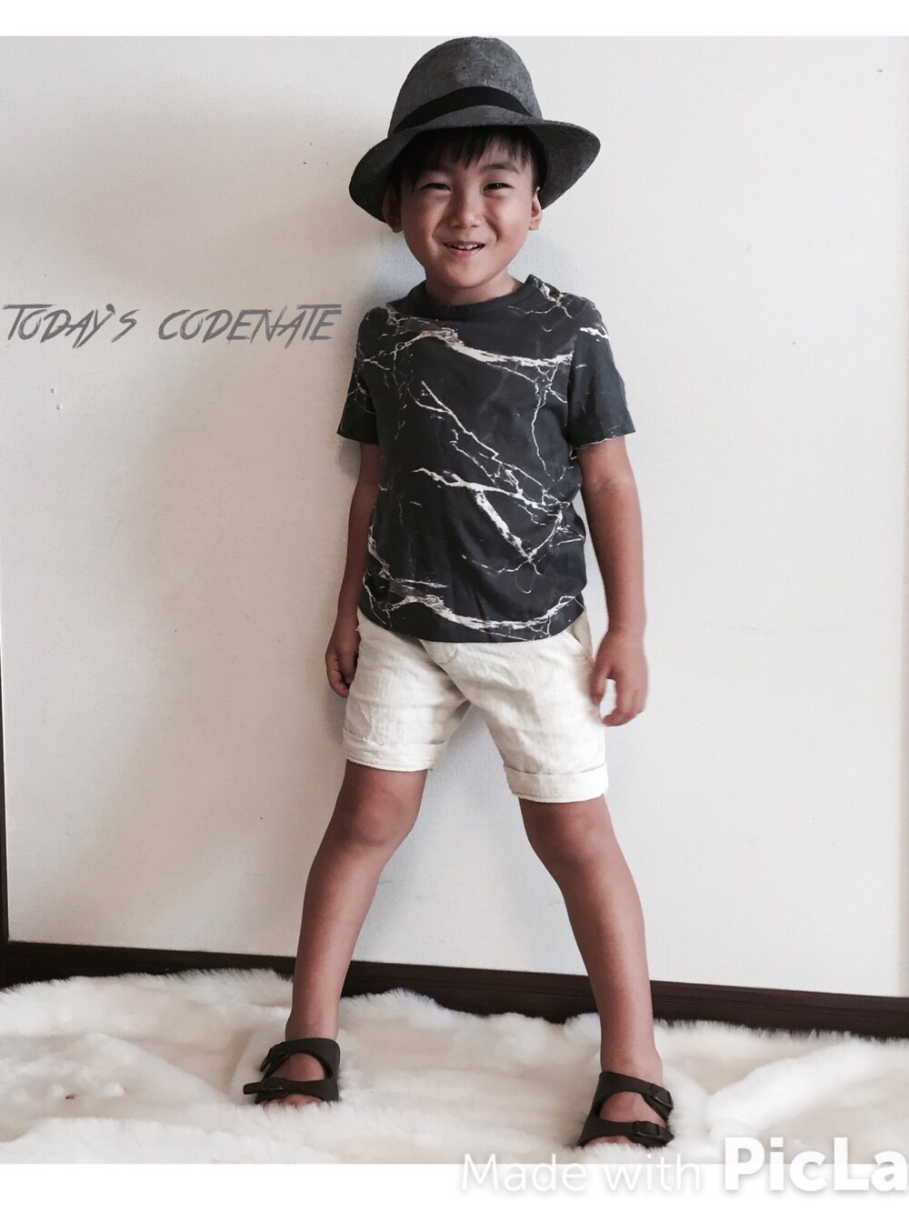 「gap kids、ハット、ビルケンシュトック、サンダル」｜「GAPのアイテム（ハット、グレー系）」を使った、2Rmamaさん（キッズ・110cm）の秋コーディネートの1枚目の写真