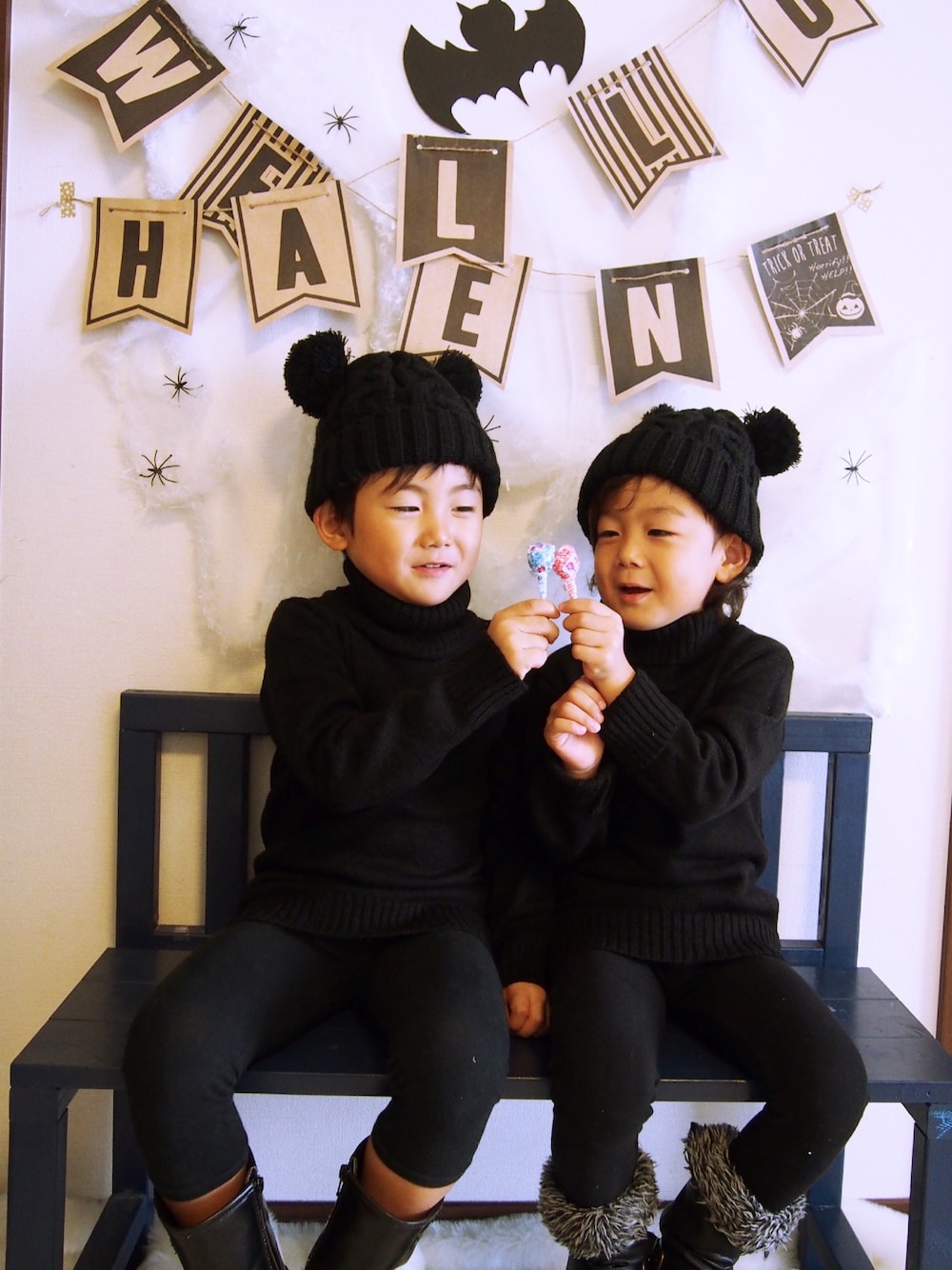 「WEAR HALLOWEEN 2015、きょうだい、ブラックコーデ、ブラック、おそろいコーデ、ハロウィン、シンプル、おとこのこ、男の子、キッズコーデ」｜「西松屋のアイテム（ニット/セーター、ブラック系）」を使った、2Rmamaさん（キッズ・110cm）の秋コーディネートの1枚目の写真