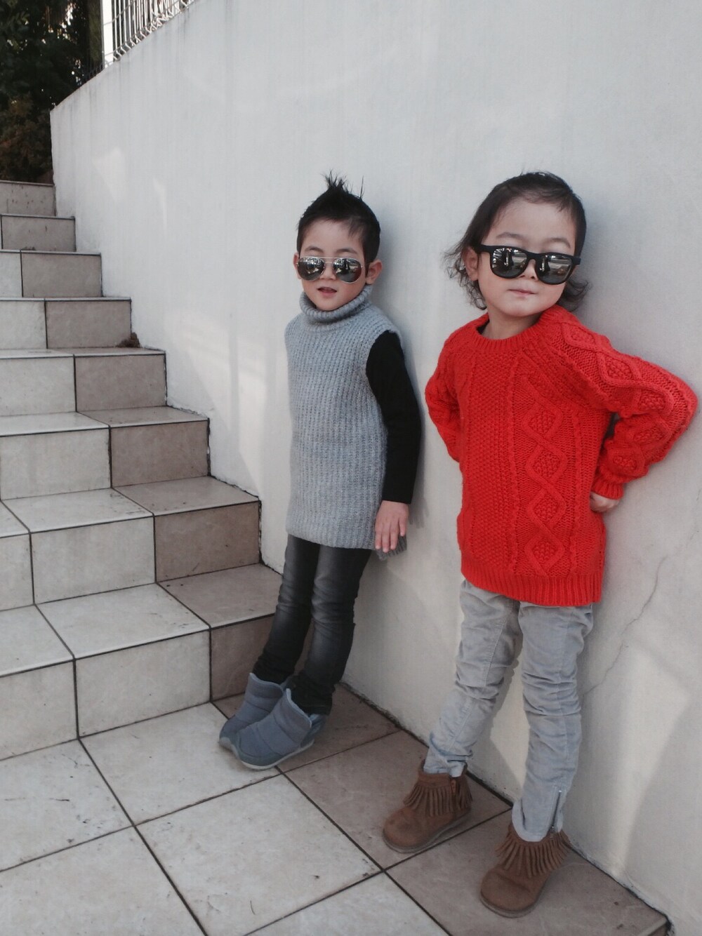 「きょうだい、ニット、おとこのこ、男の子、キッズコーデ、キッズファッション、ニットベスト」｜「韓国子供服のアイテム（ニット/セーター、グレー系）」を使った、2Rmamaさん（キッズ・110cm）の冬コーディネートの1枚目の写真