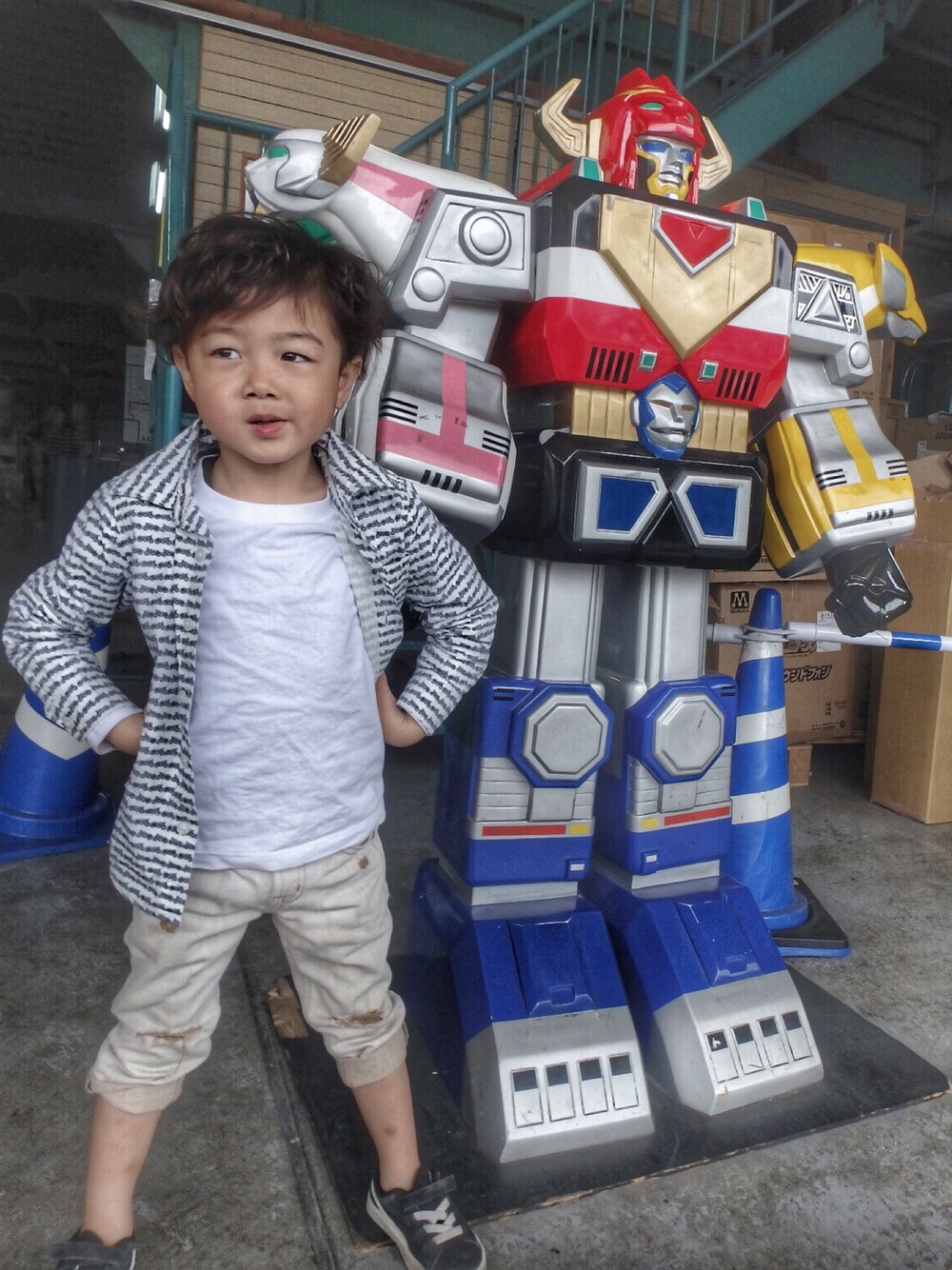 「男の子、シンプル、デニム、こどもコーデ、カジュアル、キッズファッション」｜「GAPのアイテム（シャツ/ブラウス、ホワイト系）」を使った、2Rmamaさん（キッズ・100cm）の春コーディネートの1枚目の写真