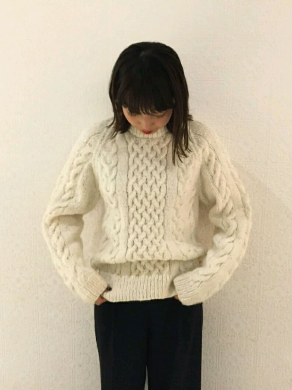 ホワイト系のニット/セーターを着用したレディースの秋コーディネートの1枚目の写真