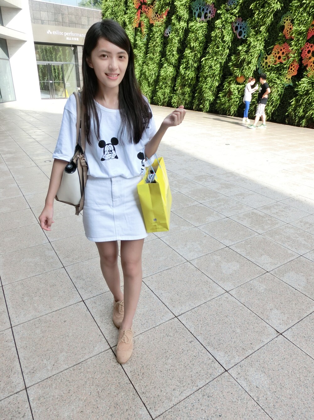 「Accessorizeのアイテム（ショルダーバッグ、グリーン系）」を使った、林瑋芳さん（レディース・158cm）の夏コーディネートの1枚目の写真