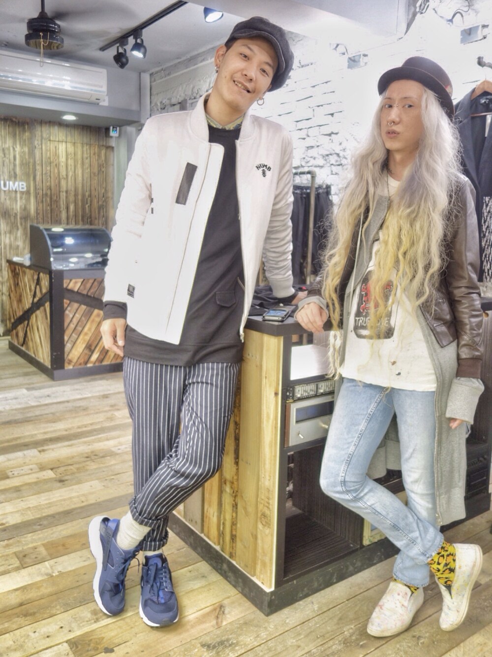 「Slightly Numb、TOPMAN、NIKE、white、blue」｜「TOPMANのアイテム（ソックス/靴下、イエロー系）」を使った、chuckle掐口さん（メンズ・172cm）の冬コーディネートの1枚目の写真