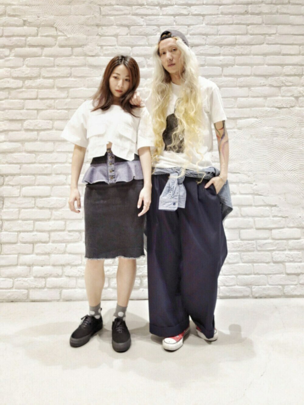 ブルー系のその他パンツ、ブルー系のデニムスカート、ホワイト系のTシャツ/カットソーを着用したメンズの春コーディネートの1枚目の写真