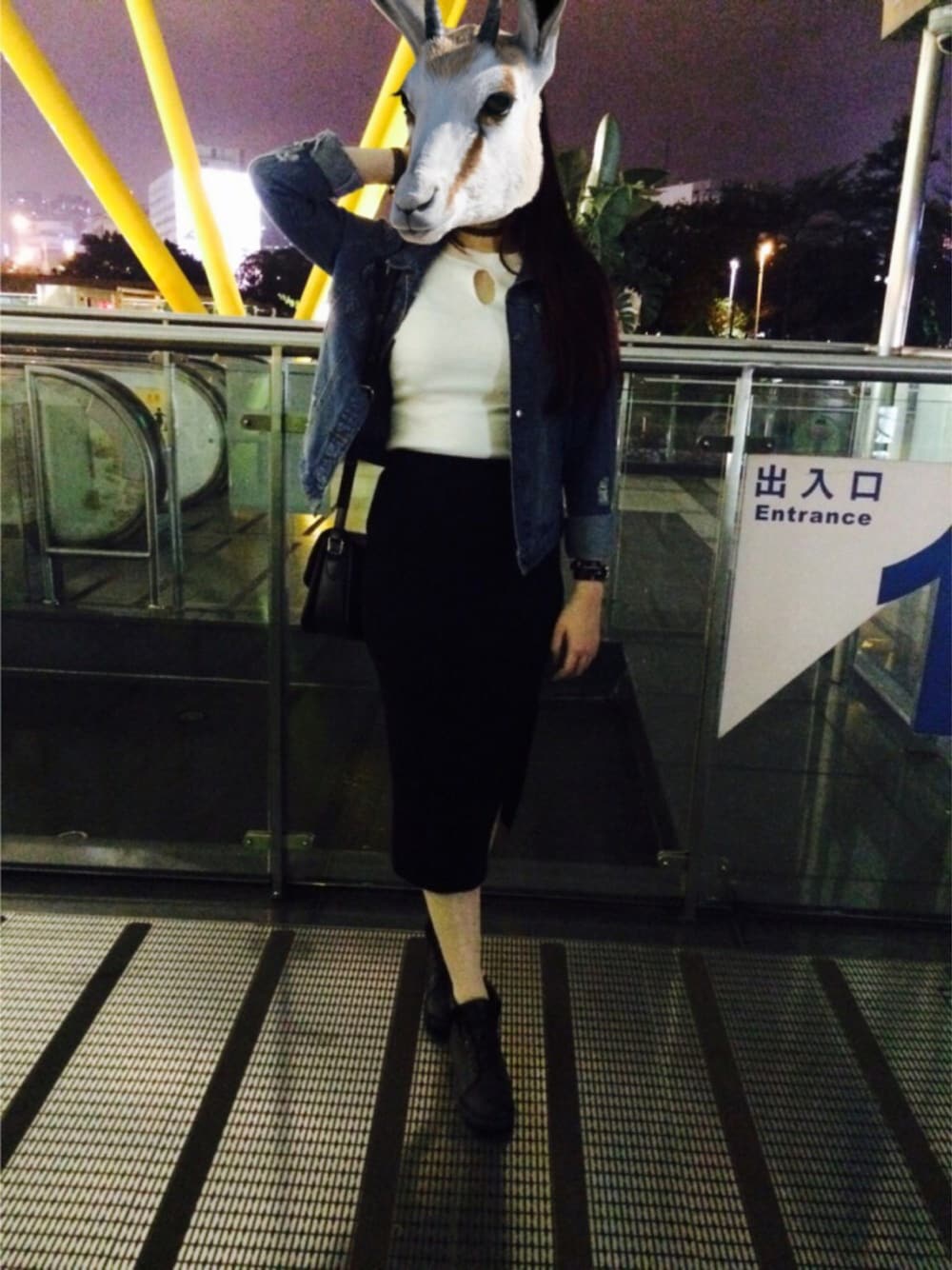 ホワイト系のニット/セーター、ブルー系のデニムジャケット、ブラック系のショルダーバッグを着用したレディースの春コーディネートの1枚目の写真