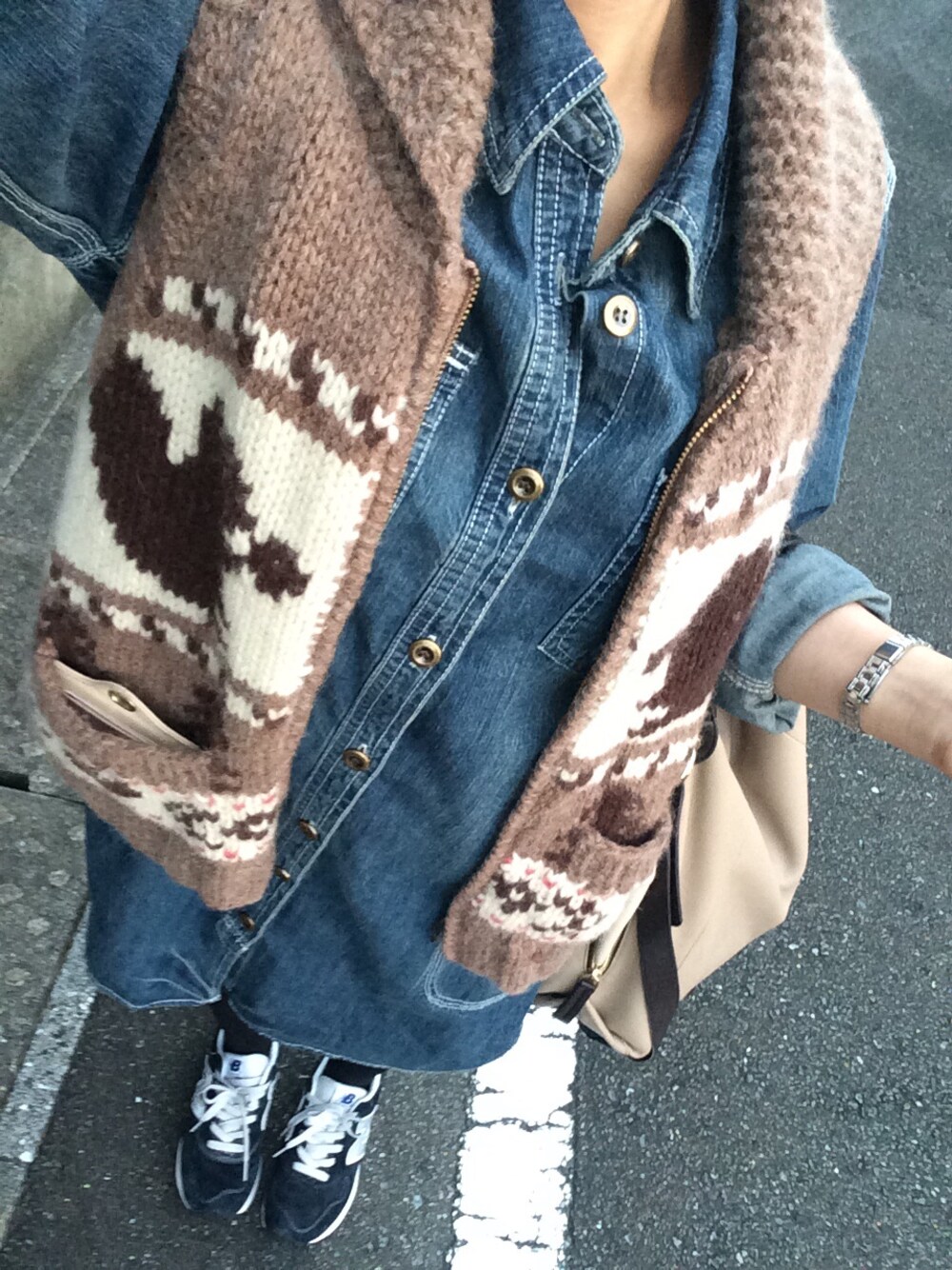 「ワンピース×スニーカー、デニムワンピース、スニーカー、ニューバランス、もらいもの」｜「しまむらのデニムワンピース（ワンピース、ブルー系）」を使った、わかこさん（レディース・150cm）の秋コーディネートの1枚目の写真