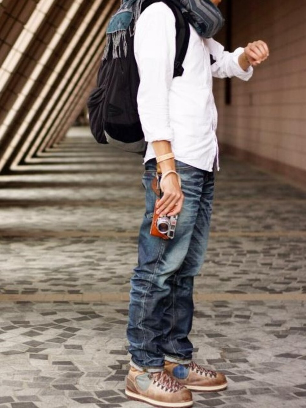 ホワイト系のシャツ/ブラウス、ブルー系のデニムパンツ、ブラック系のバックパック/リュックを着用したメンズの夏コーディネートの1枚目の写真