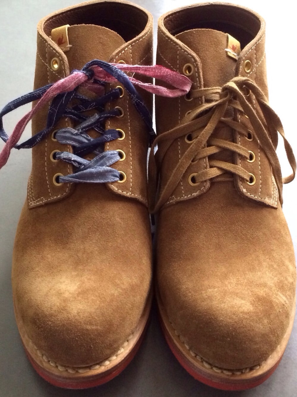 ブラウン系のブーツ、その他のシューケア用品を着用したメンズの秋コーディネートの1枚目の写真