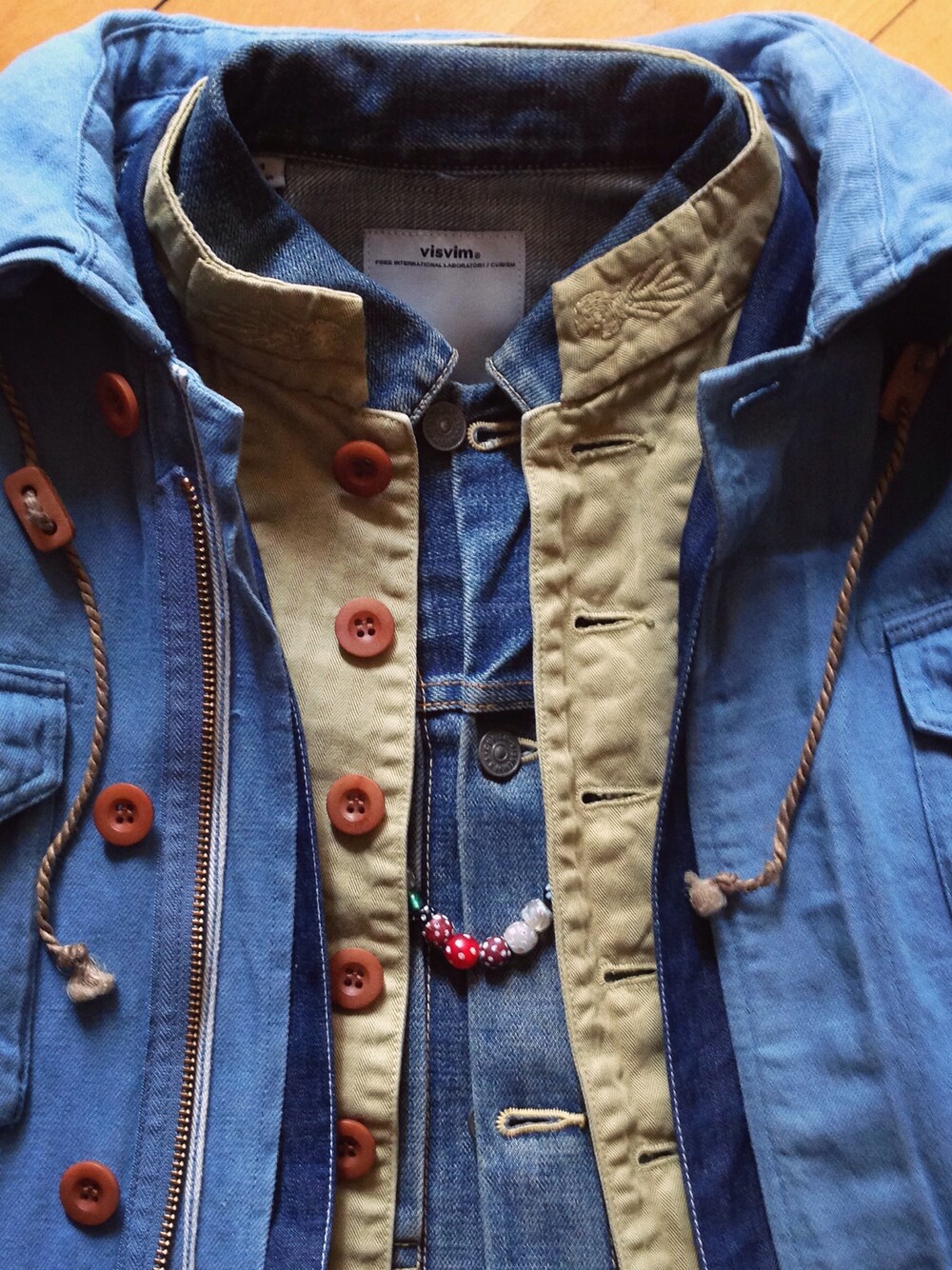 ブルー系のデニムジャケット、ベージュ系のノーカラージャケット、ブルー系のノーカラージャケットを着用したメンズの秋コーディネートの1枚目の写真