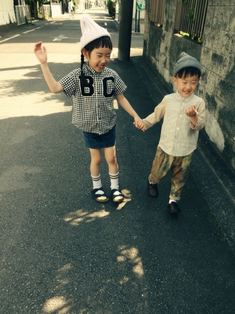 ブラック系のシャツ/ブラウス、グリーン系のその他パンツ、ホワイト系のシャツ/ブラウスを着用したキッズの春コーディネートの1枚目の写真