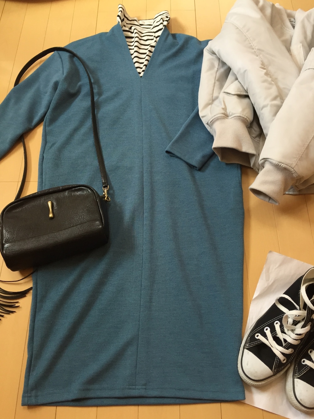 「スタイルデリ、ニットワンピース、おニュー、へザー、アースミュージック＆エコロジー、コンバース、TOFF & LOADSTONE」｜「earth music&ecologyのアイテム（Tシャツ/カットソー、ホワイト系）」を使った、りんりんりんさん（レディース・160cm）の冬コーディネートの1枚目の写真