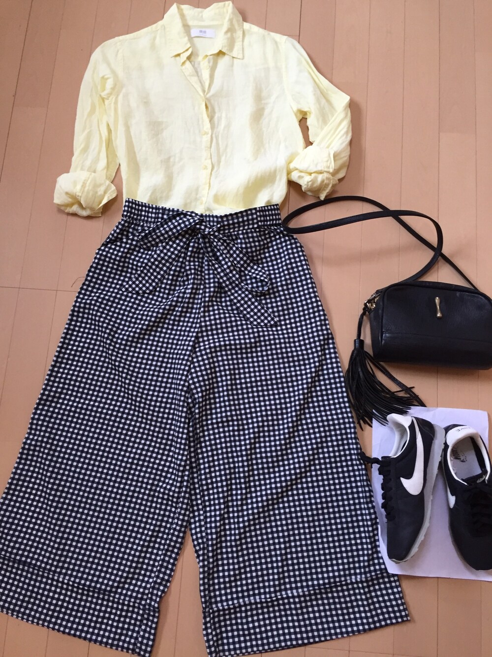 「ユニクロ、ザラ、ナイキ、モントリオール、TOFF & LOADSTONE」｜「UNIQLOのWOMEN プレミアムリネンシャツ（長袖）A（シャツ/ブラウス、イエロー系）」を使った、りんりんりんさん（レディース・160cm）の夏コーディネートの1枚目の写真