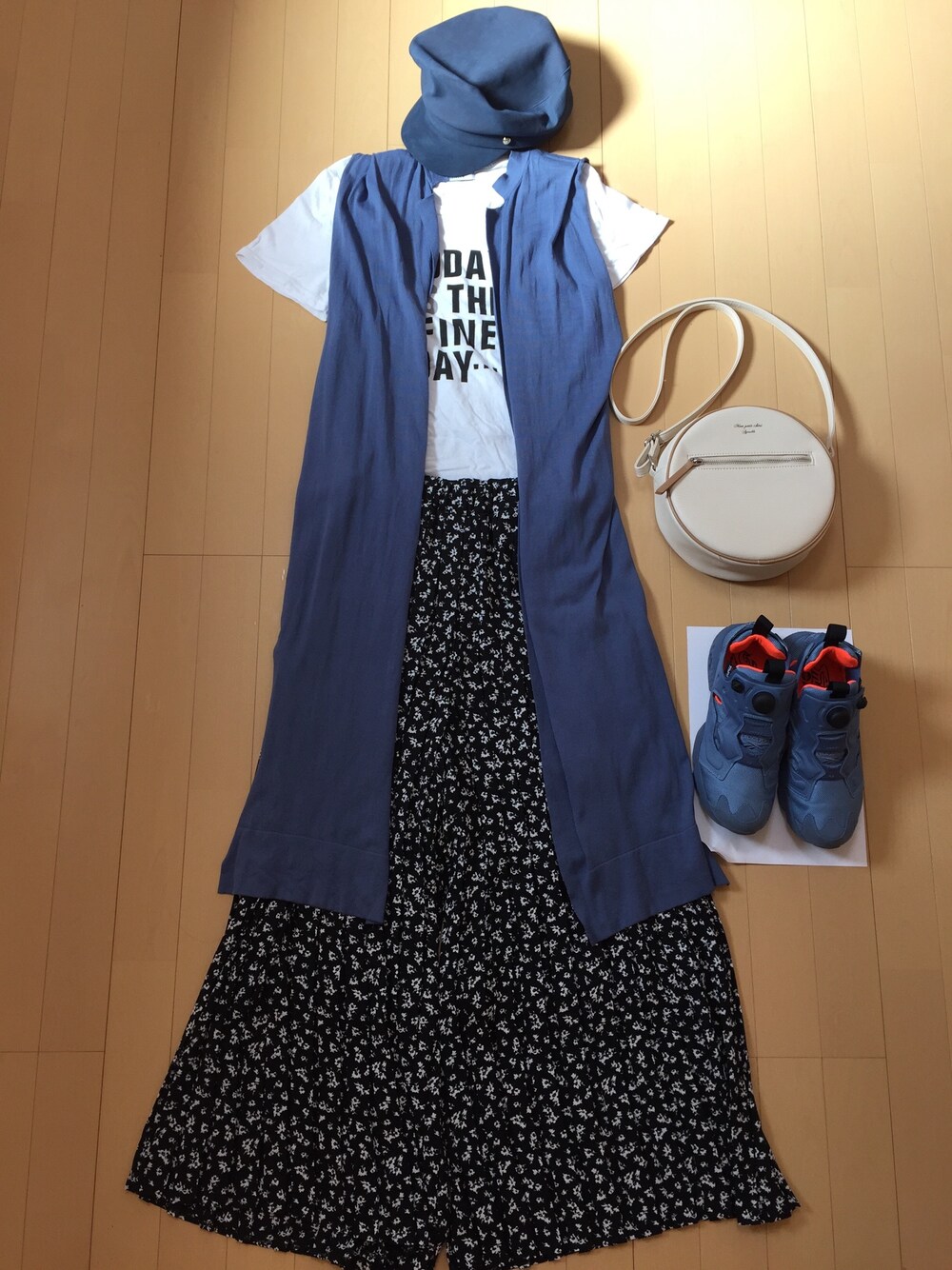 「マリンキャップ、GreadyBrilliant、ベイフロー(BAYFLOW)、ニコアンド、へザー、ジエンポリアム、リーボック(Reebok)、ポンプフューリー、ティファニー」｜「Gready Brilliantのシンプルキャスケット（キャスケット、ブルー系）」を使った、りんりんりんさん（レディース・160cm）の秋コーディネートの1枚目の写真