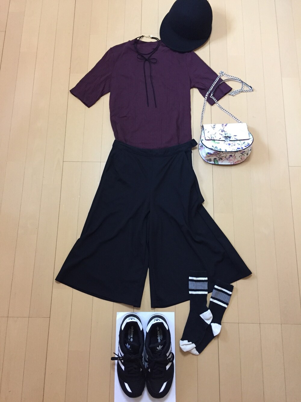 「アズールバイマウジー(AZUL by moussy)、フェルトキャップ、ユニクロ、プラステ、へザー、リボンチョーカー、アディダス、フィオレッリ」｜「AZUL by moussyのフェルトCAP（キャップ、ブラック系）」を使った、りんりんりんさん（レディース・160cm）の秋コーディネートの1枚目の写真