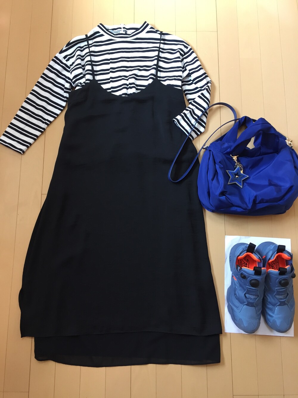 「グローバルワーク(GLOBAL WORK)、ブリス ポイント(BLISS POINT)、リーボック(Reebok)、ポンプフューリー、シーバイクロエ、ジョイライダー」｜「GLOBAL WORKのアイテム（Tシャツ/カットソー、ホワイト系）」を使った、りんりんりんさん（レディース・160cm）の秋コーディネートの1枚目の写真