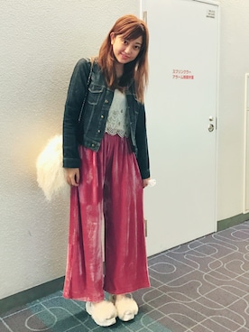 「ISBIT（アイズビット）のアイテム（トップス）」を使った、菊地亜美さん（レディース・164cm）の秋コーディネート