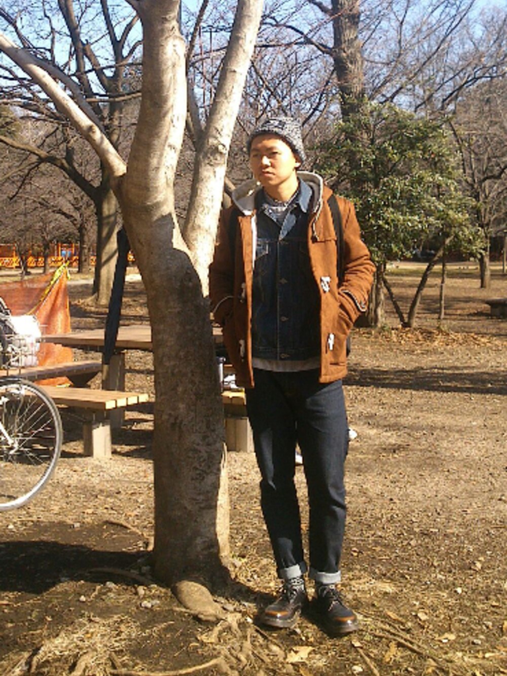 「井之頭公園、枯樹」｜「BLUE WAYのアイテム（デニムジャケット、ブルー系）」を使った、CHLeeさん（メンズ・165cm）の冬コーディネートの1枚目の写真
