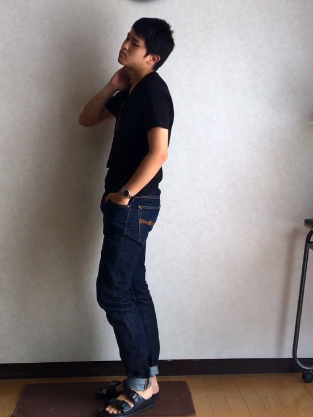 「Nudie jeans、残暑、Tシャツ、birkenstock、サンダル」｜「Nudie JeansのSTRAIGHT ALF/ DRY HEAVY（デニムパンツ、ブルー系）」を使った、chacksonさん（メンズ・169cm）の秋コーディネートの1枚目の写真