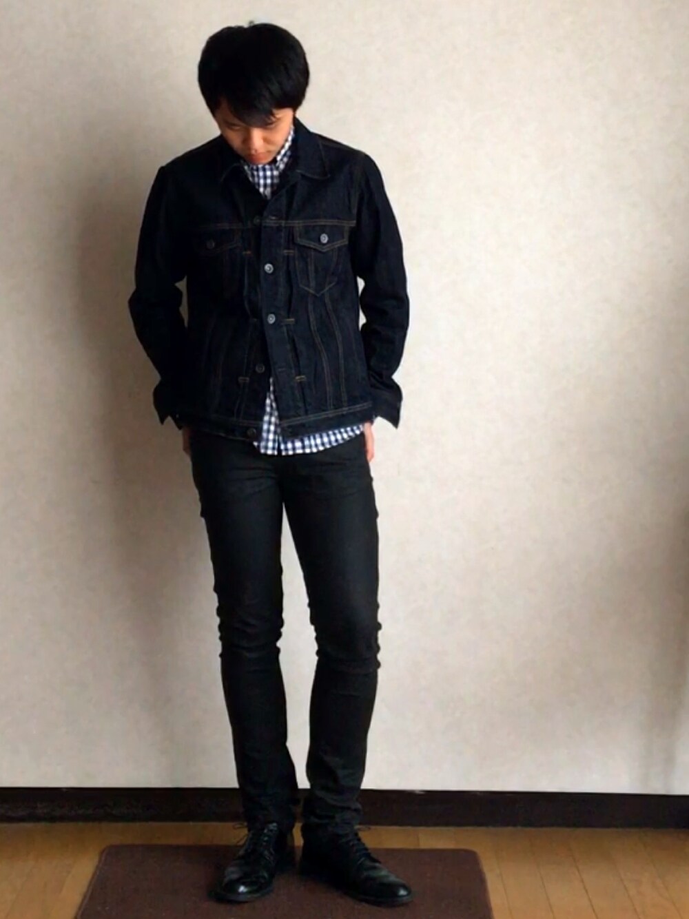 「デニムオンデニム、ブラックデニム、ギンガムチェック、デニムジャケット、Nudie jeans、regal、革靴、シンプル、秋のコーデ」｜「NANO universeのデニムジャケット（デニムジャケット、ブルー系）」を使った、chacksonさん（メンズ・169cm）の秋コーディネートの1枚目の写真