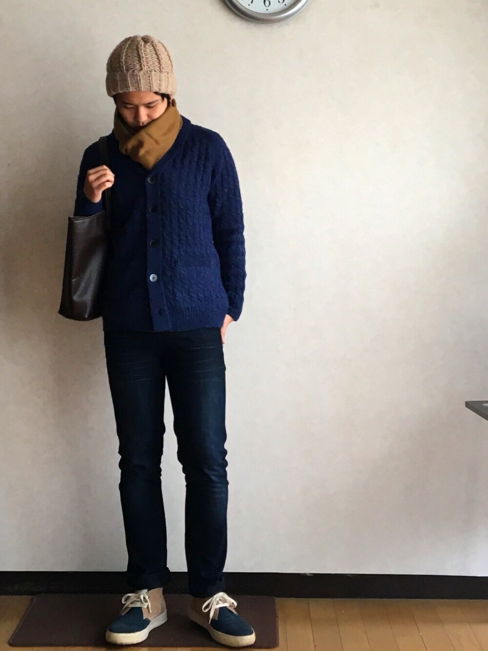 「スエードスニーカー、ニット帽、マフラー、ネイビー、ショールカラー、Nudie jeans」｜「presentのアイテム（ニットキャップ/ビーニー、ベージュ系）」を使った、chacksonさん（メンズ・169cm）の冬コーディネートの1枚目の写真