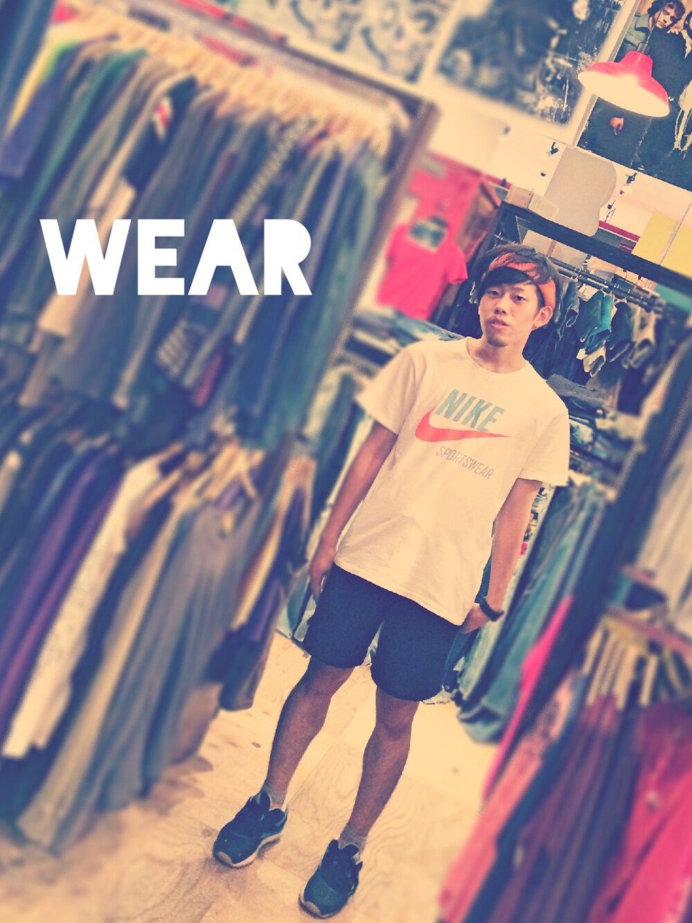 ホワイト系のTシャツ/カットソー、ブラック系のスニーカー、オレンジ系のヘアバンドを着用したメンズの夏コーディネートの1枚目の写真