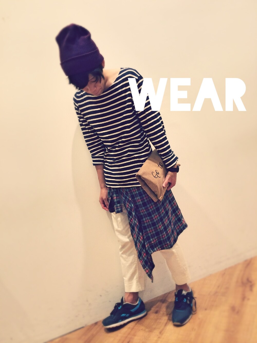 ブルー系のTシャツ/カットソー、ホワイト系のその他パンツ、ブルー系のシャツ/ブラウスを着用したメンズの秋コーディネートの1枚目の写真