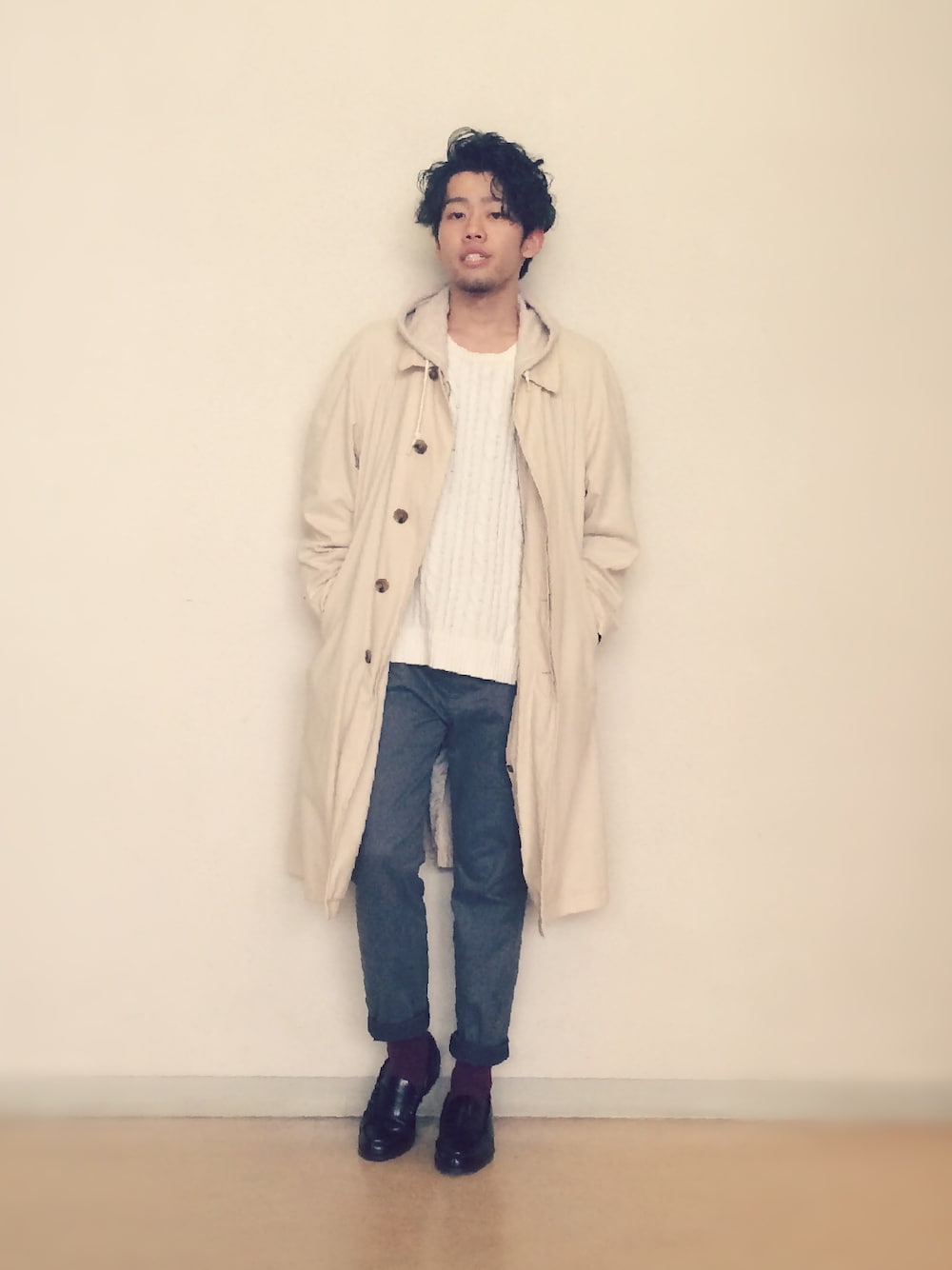 ホワイト系のニット/セーター、グレー系のパンツ、ベージュ系のステンカラーコートを着用したメンズの冬コーディネートの1枚目の写真