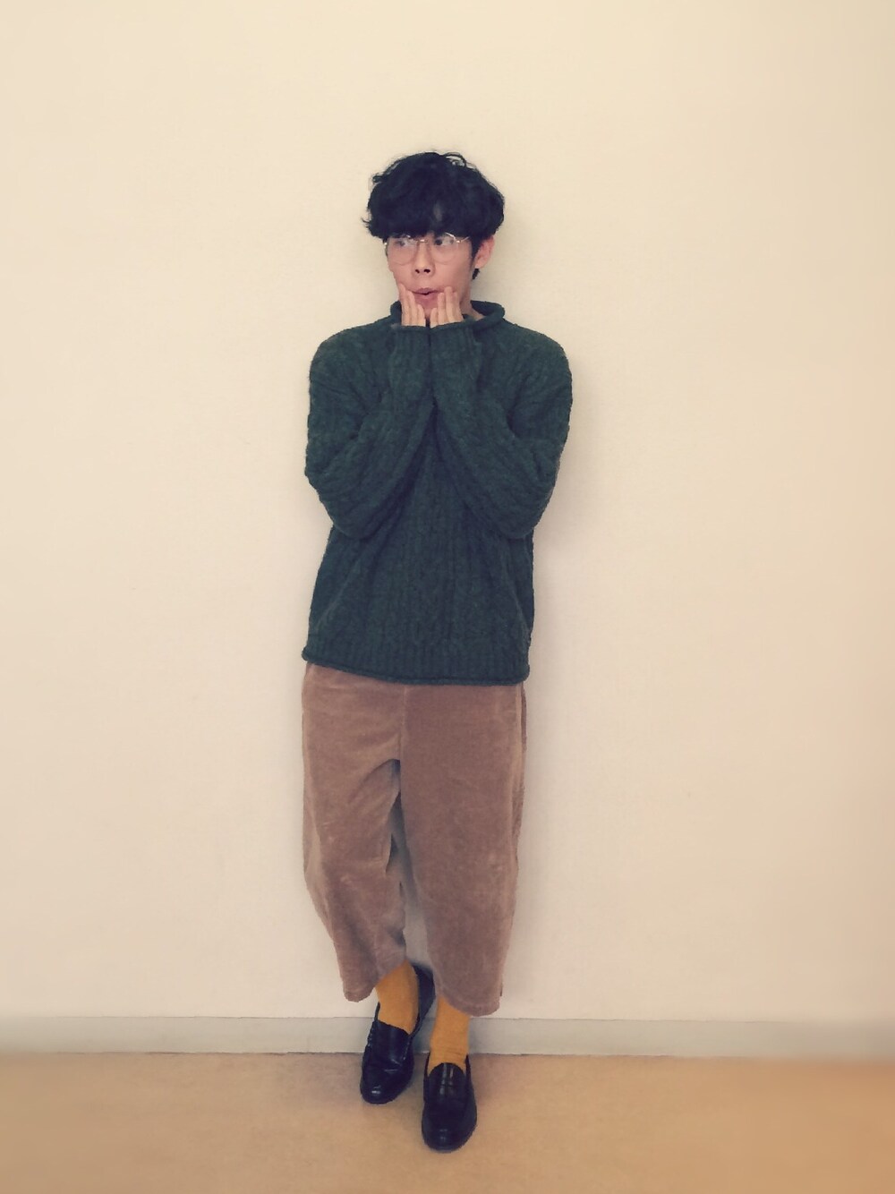 グリーン系のニット/セーター、ベージュ系のその他パンツ、ブラック系のその他シューズを着用したメンズの冬コーディネートの1枚目の写真