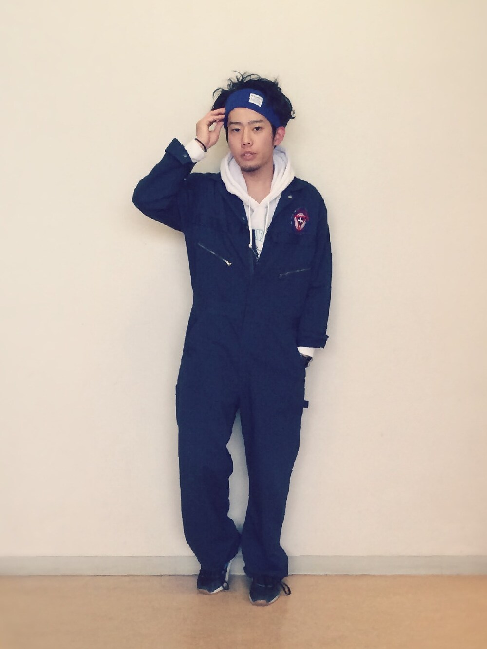 ブルー系のつなぎ/オールインワン、ブラック系のスニーカー、ブルー系のヘアバンドを着用したメンズの冬コーディネートの1枚目の写真