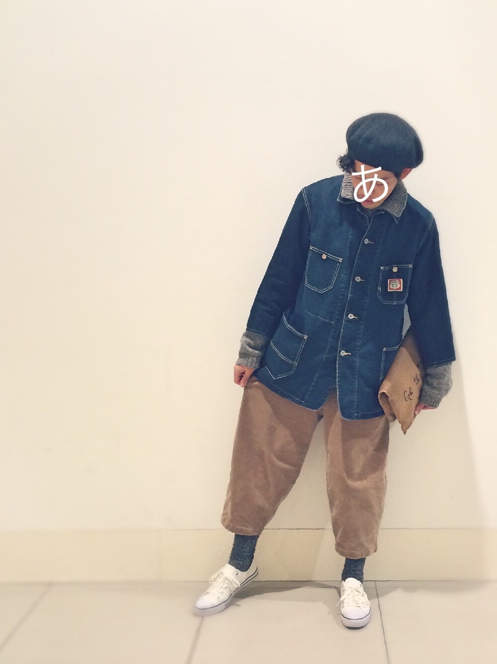 ベージュ系のその他パンツ、ベージュ系のクラッチバッグ、その他のその他を着用したメンズの冬コーディネートの1枚目の写真