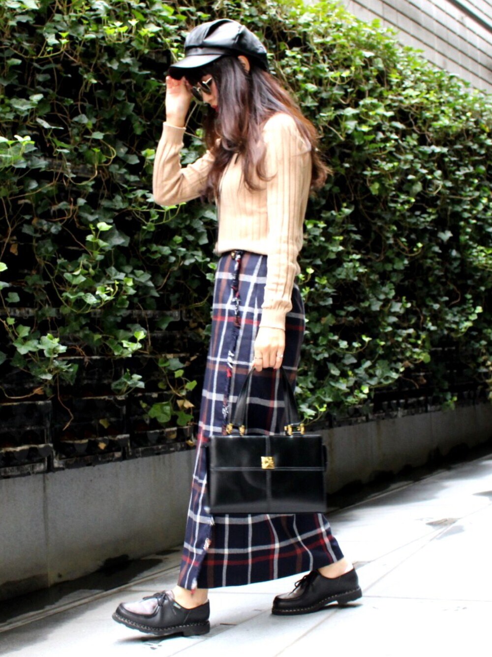 ベージュ系のニット/セーター、ブルー系のスカート、ホワイト系のその他シューズを着用したレディースの秋コーディネートの1枚目の写真