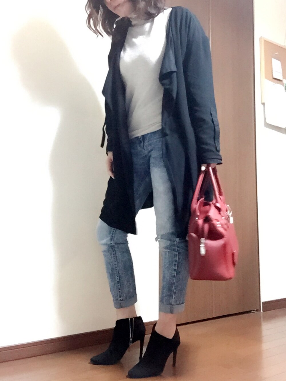 その他のパンツ、ブラック系のその他アウター、ベージュ系のニット/セーターを着用したレディースの春コーディネートの1枚目の写真